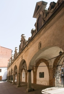 Kościół pw NMP – Attyka na krużgankach, Toruń 